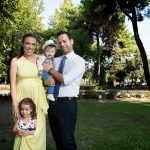 οικογενειακό πορτραίτο στην αυλή της νομαρχίας Θεσσαλονίκης