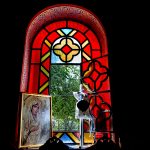 το παράθυρο της εκκλησίας , κόκκινο βιτρό. εικόνα της Παναγίας.