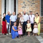 αναμνηστική φωτογραφία όλης της οικογένειας έξω από την εκκλησία μετά τη βάπτιση