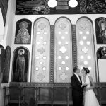 ασπρόμαυρη φωτογραφία γάμου, το ζευγάρι μέσα στην εκκλησία.