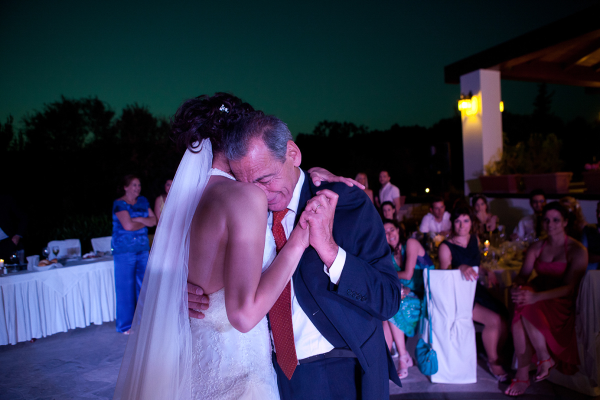 φωτογραφία από τη δεξίωση γάμου, ο πατέρας με τη κόρη του χορεύουν. Ο πατέρας της νύφης ακουμπάει με το μέτωπό του στον ώμο της.