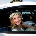 έγχρωμη φωτογραφία από το γάμο, η νύφη στο παράθυρο του αυτοκινήτου