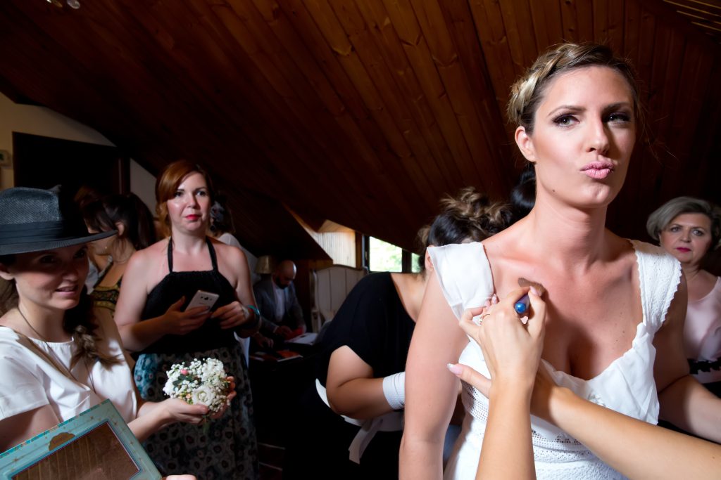 πινέλο πάνω στο μπούστο της νύφης.