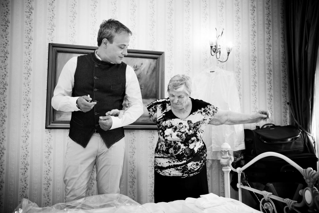 η γιαγιά του γαμπρού του δείχνει χορευτικά βήματα