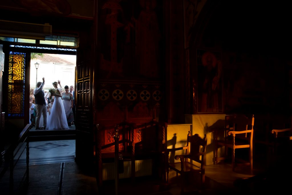 η είσοδος του ζευγαριού στην εκκλησία.