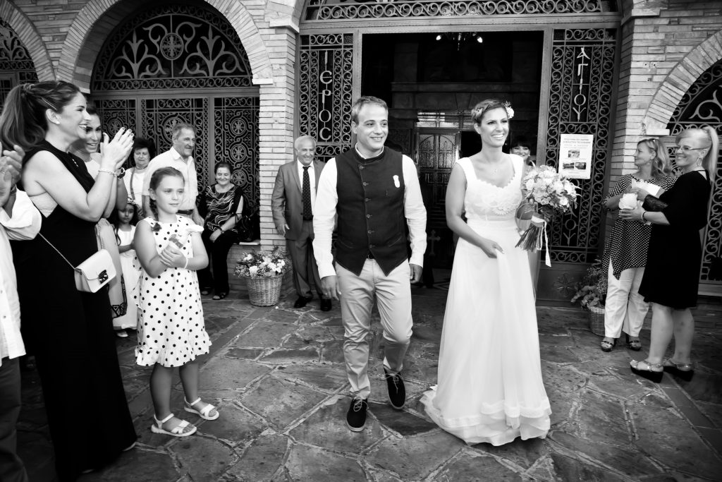 έξω από την εκκλησία, ασπρόμαυρη φωτογραφία γάμου