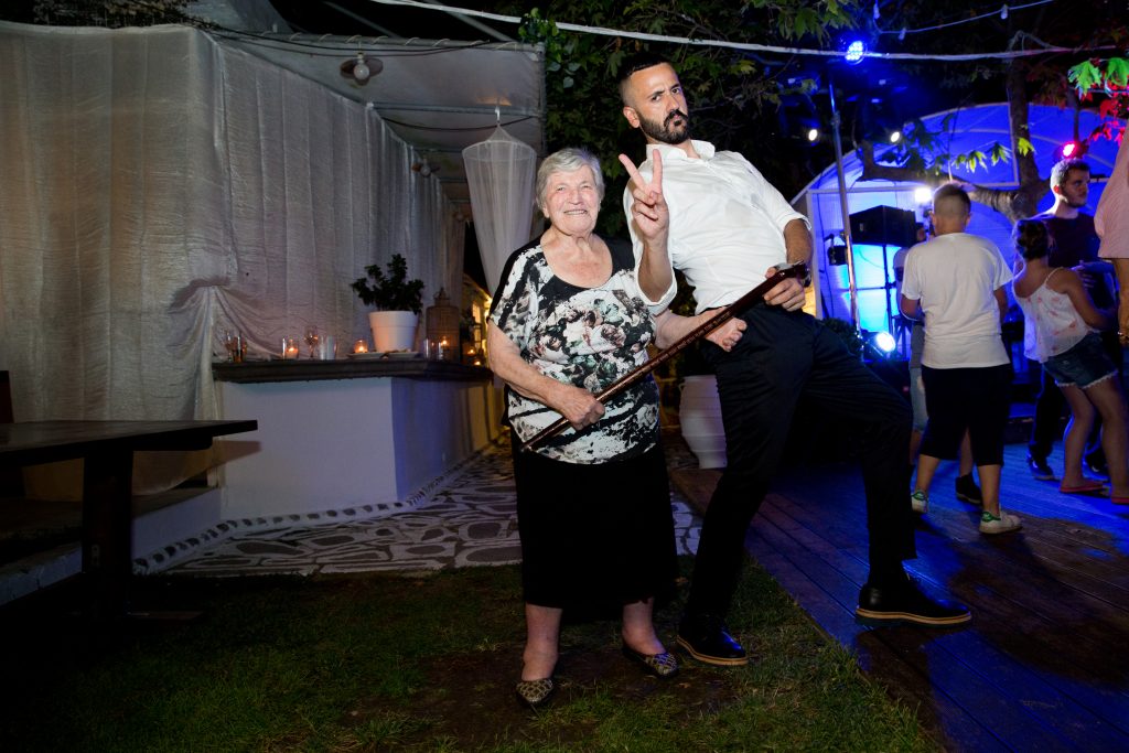 ο αδελφός και η γιαγιά του γαμπρού διασκεδάζουν και ποζάρουν στο φωτογράφο γάμου