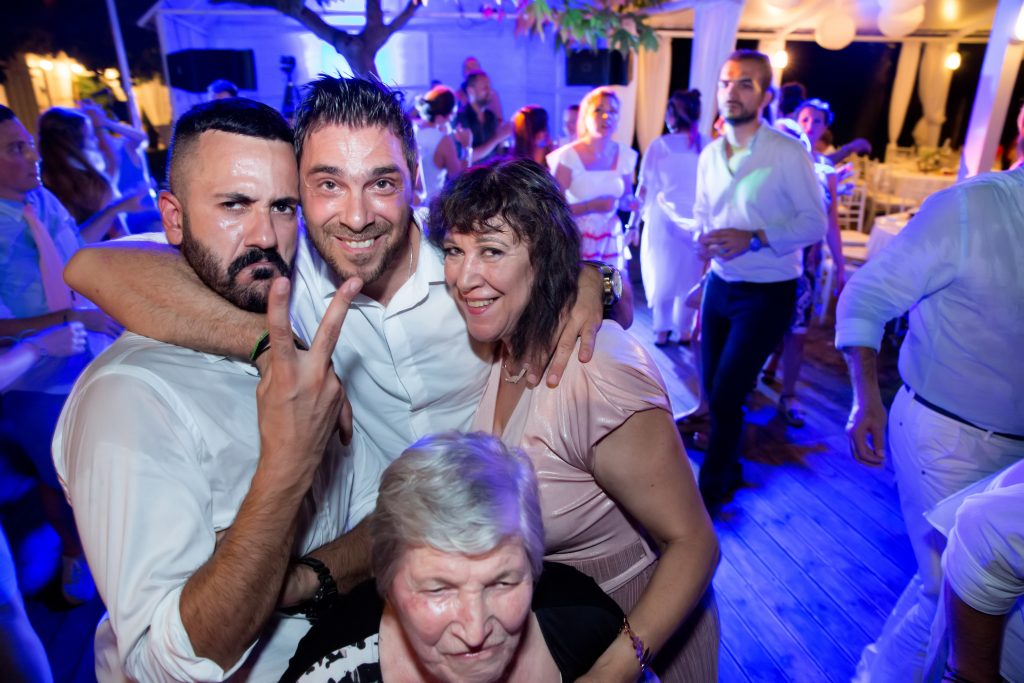 η μητέρα η γιαγιά και ο αδελφός ποζάρουν στο φωτογράφο γάμου