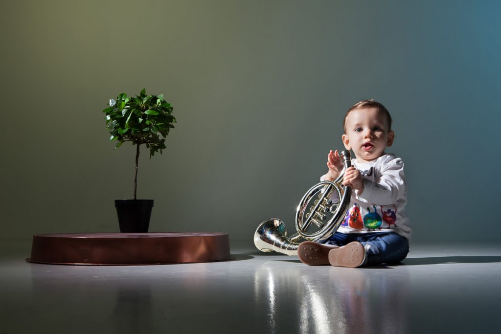 Ο Δημήτρης έχει στα χέρια του μια πλαστική παιδική τρομπέτα