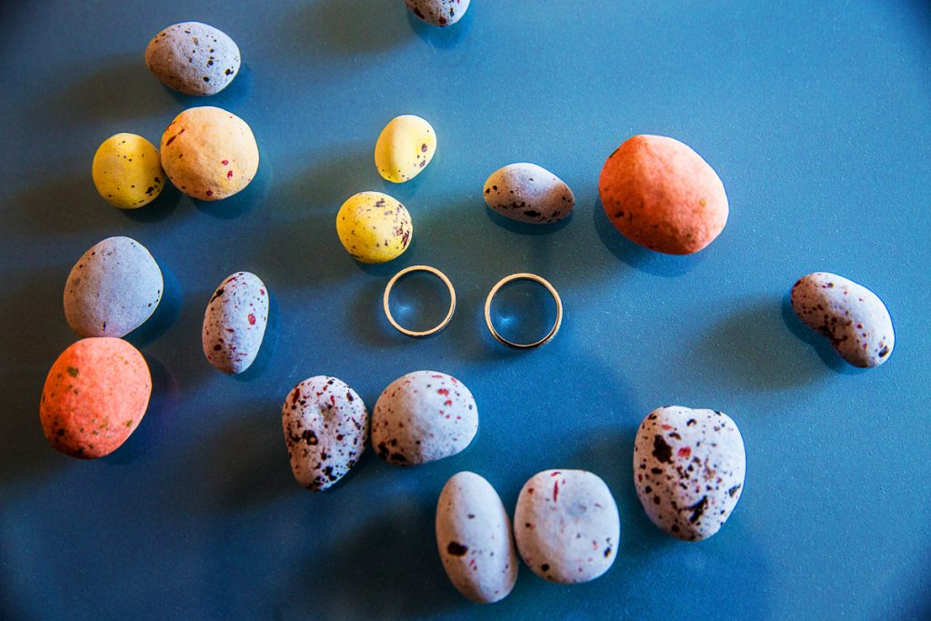 βέρες ανάμεσα σε πολύχρωμα πετραδάκια της άμμου