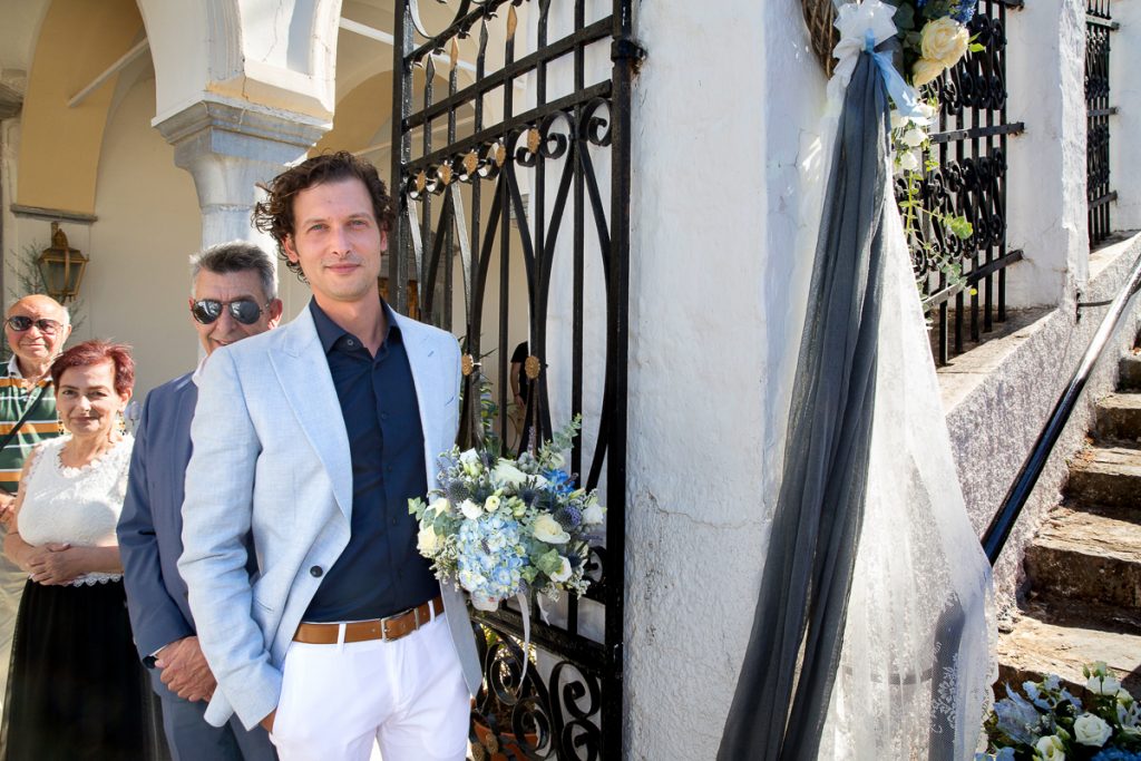 ο γαμπρός με την ανθοδέσμη στα χέρια περιμένει τη νύφη