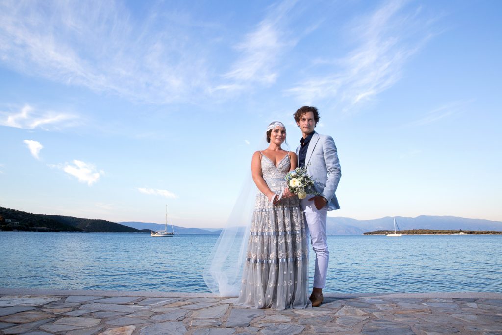 το ζευγάρι φωτογραφίζεται στο λιμάνι του χωριού.