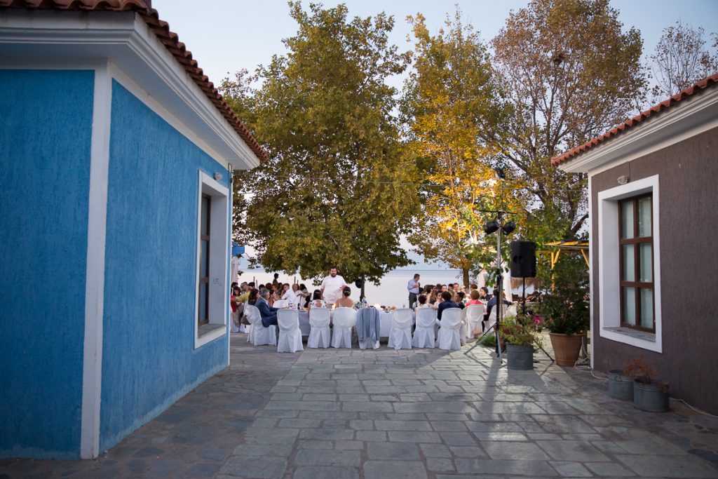 το νυφικό τραπέζι ανάμεσα στους τοίχους των κτιρίων.