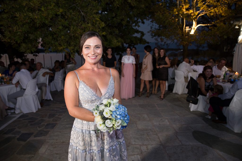 η νύφη έτοιμη να πετάξει την ανθοδέσμη στις φίλες της.