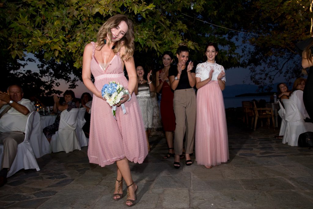 η φίλης της νύφης που έπιασε την ανθοδέσμη.