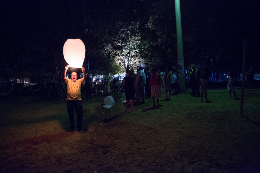ένας μεγάλος άντρας κρατάει ένα κερί στα χέρια.