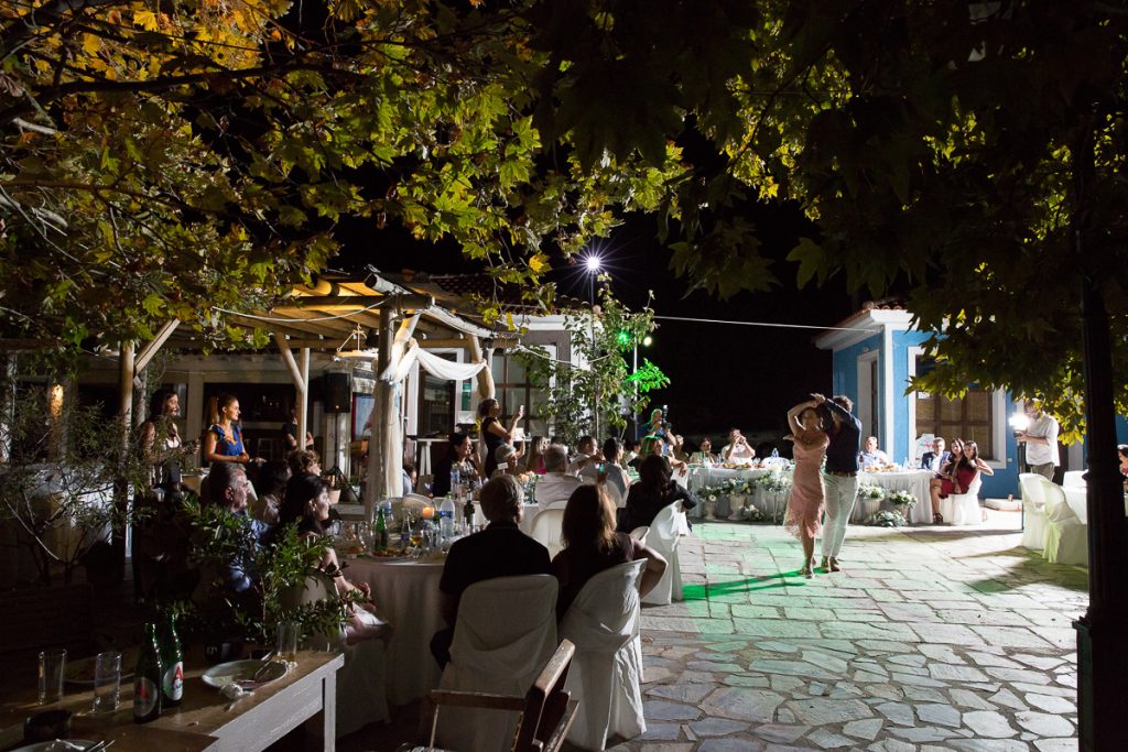 το ζεύγος χορεύει τανγκό.