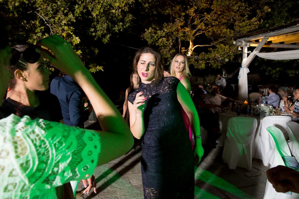 μια φίλη κάνει μια όμορφη γκριμάτσα