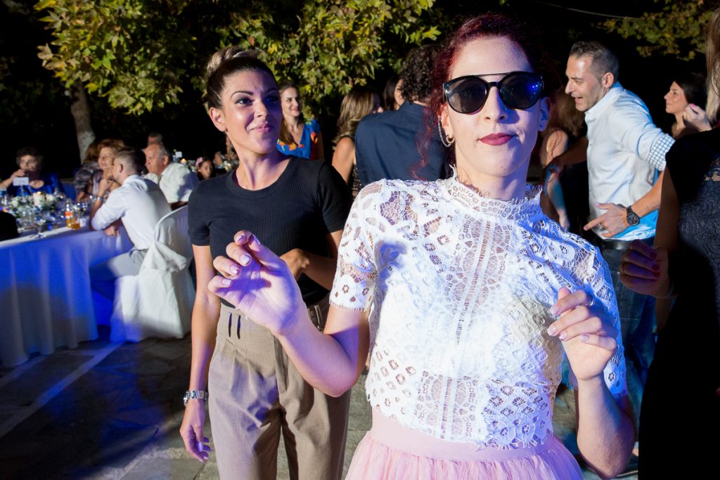φίλες χορεύουν με γυαλιά ηλίου