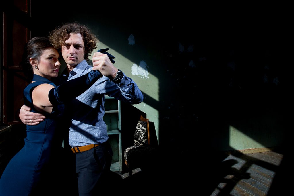 το ζευγάρι φωτογραφίζεται όταν χορεύει τανγκό