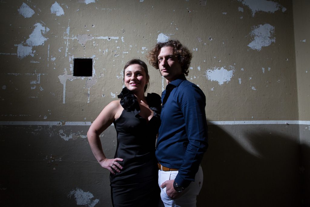 η νύφη με μαύρο φόρεμα κι ο γαμπρός με μπλε πουκάμισο