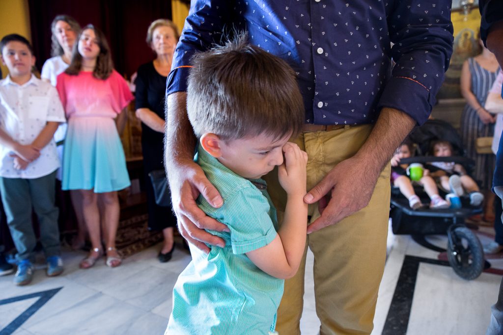 ο αδελφός και τα χέρια του πατέρα