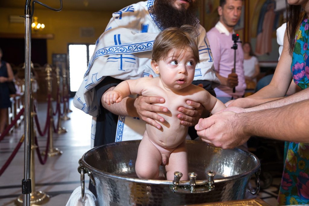 πορτραίτο του μικρού πριν μπει στην κολυμπήθρα