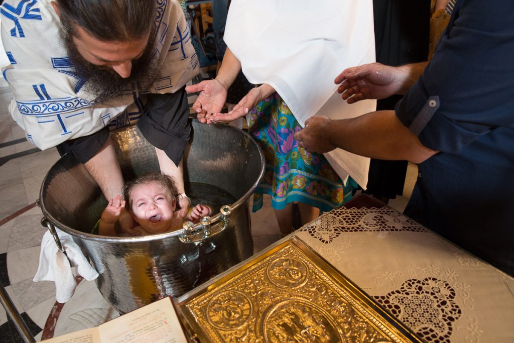 ο μικρός μέσα στην κολυμπήθρα, κλαίει