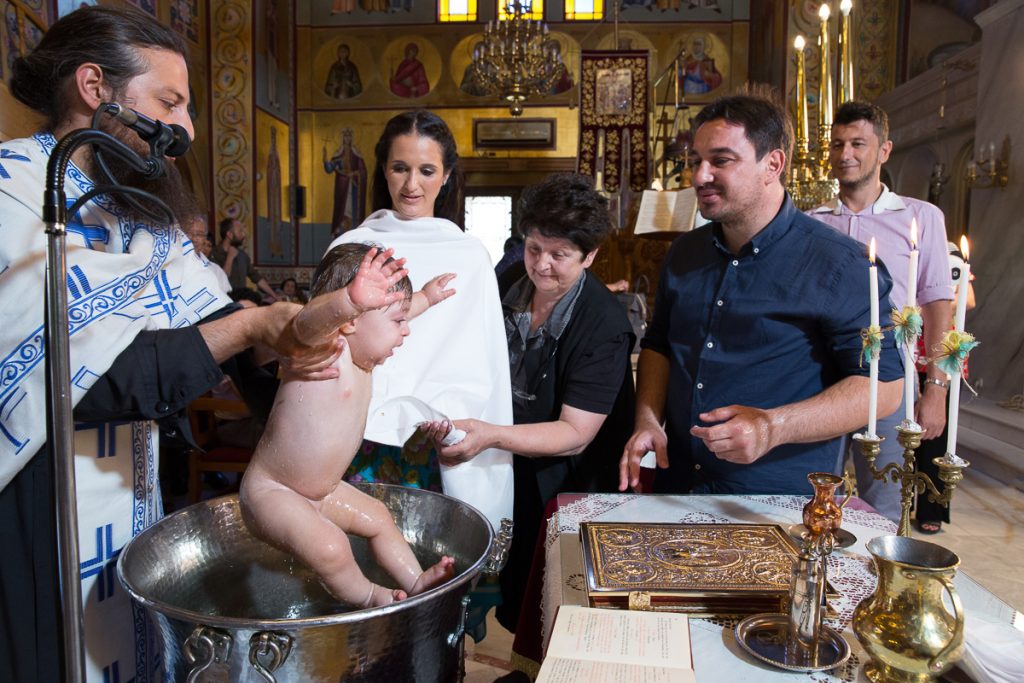 ο παπάς βουτάει στην κολυμπήθρα τον Ανδρέα