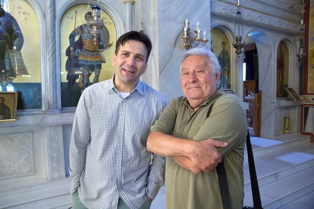 δυο άντρες χαμογελούν