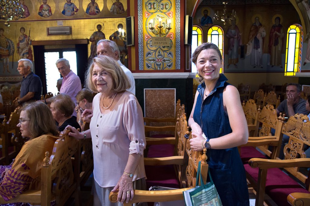 δυο κυρίες χαμογελούν