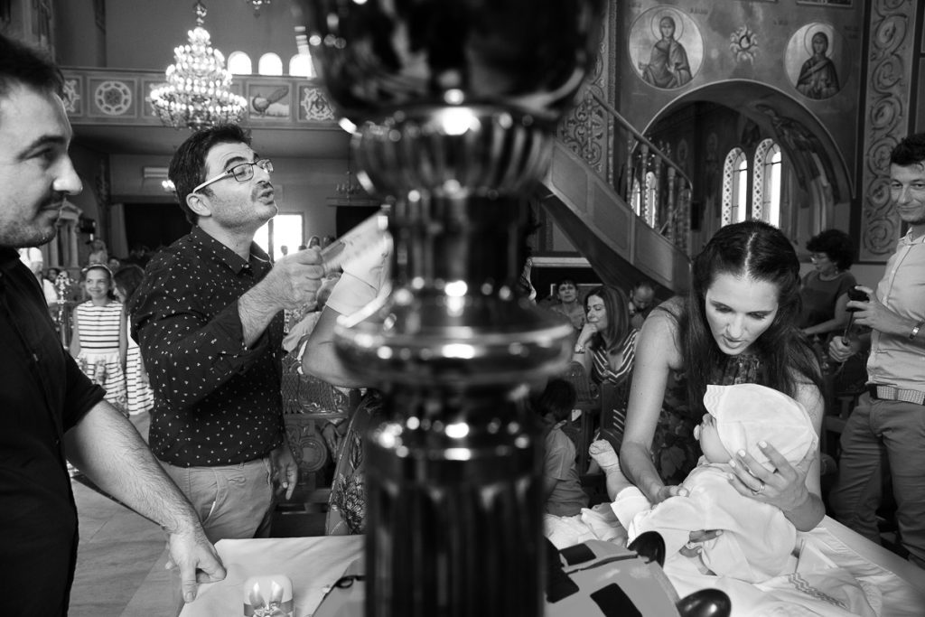 το ντύσιμο του μικρού, ο πατέρας τον μιλάει