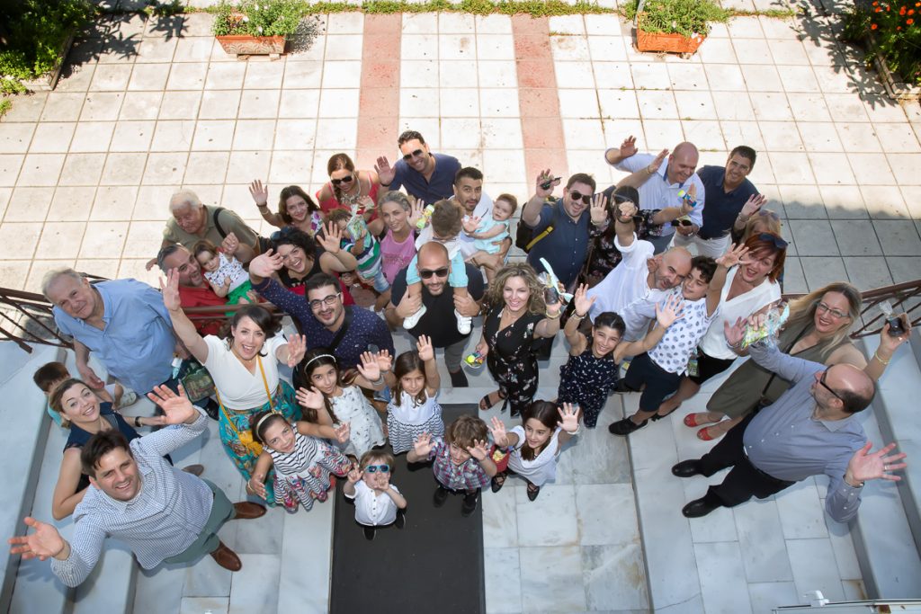 όλοι οι φίλοι χαιρετούν