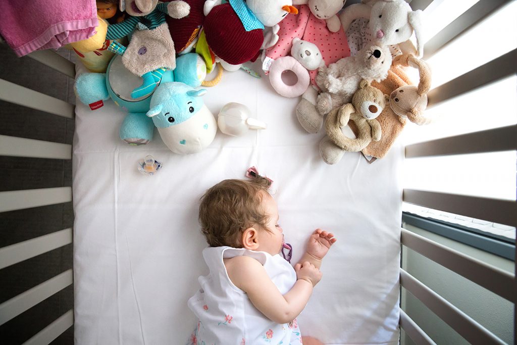 η μικρή κοιμάται στο κρεβάτι της