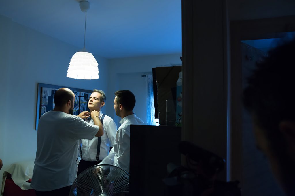 βάζουν το παπιγιόν στο γαμπρό