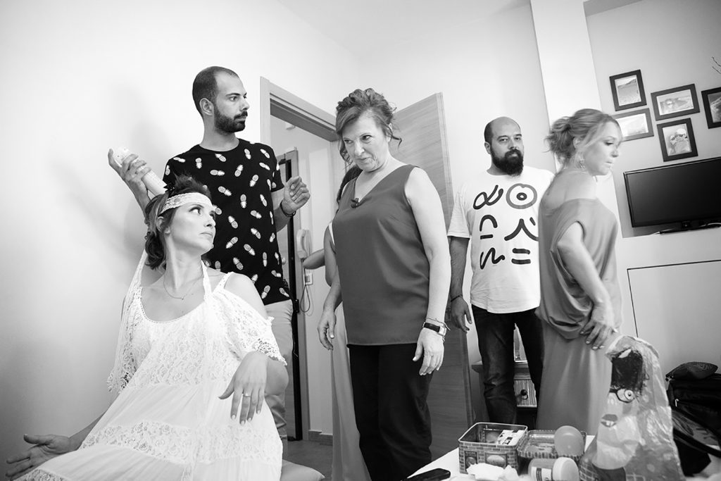 η μητέρα κοιτάει αυστηρά τη νύφη