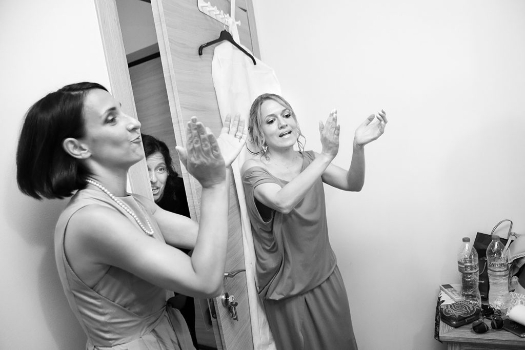 οι φίλες χορεύουν, μια κυρία προσπαθεί να μπει στο δωμάτιο