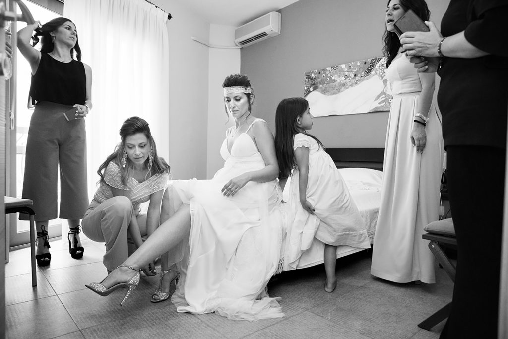 η νύφη βάζει το παππούτσι