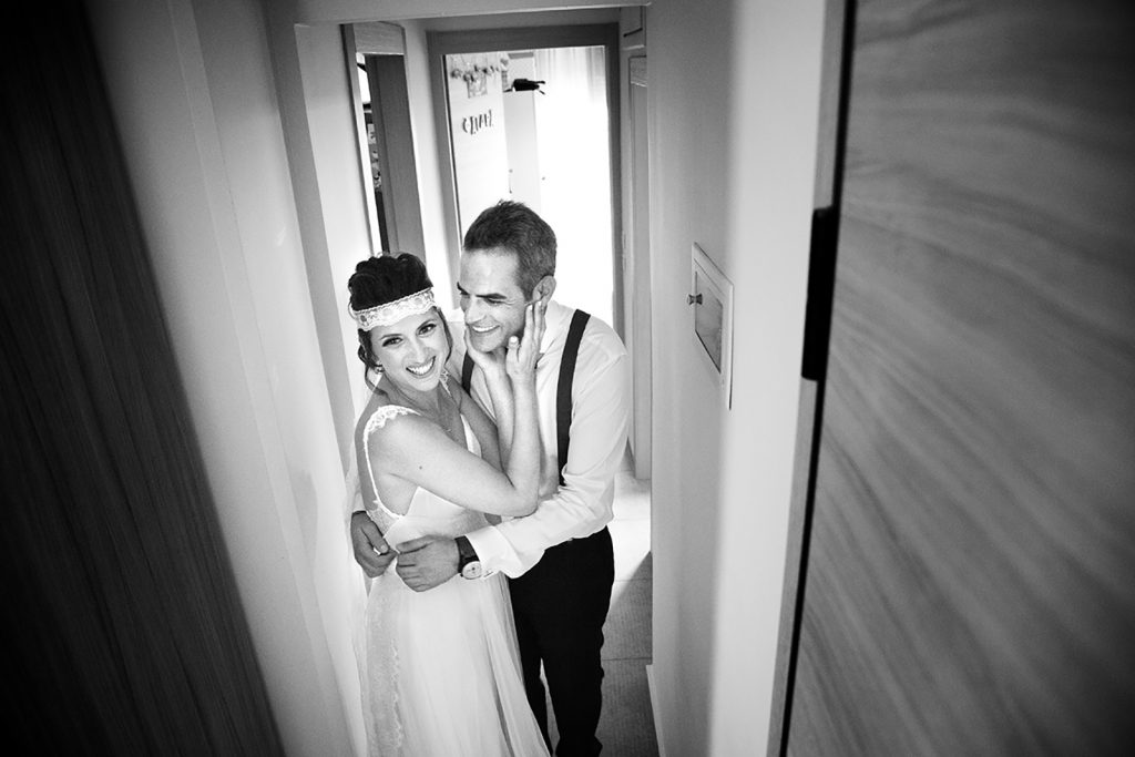 η νύφη αγγίζει το πρόσωπο του γαμπρού κι αυτός την αγκαλιάζει