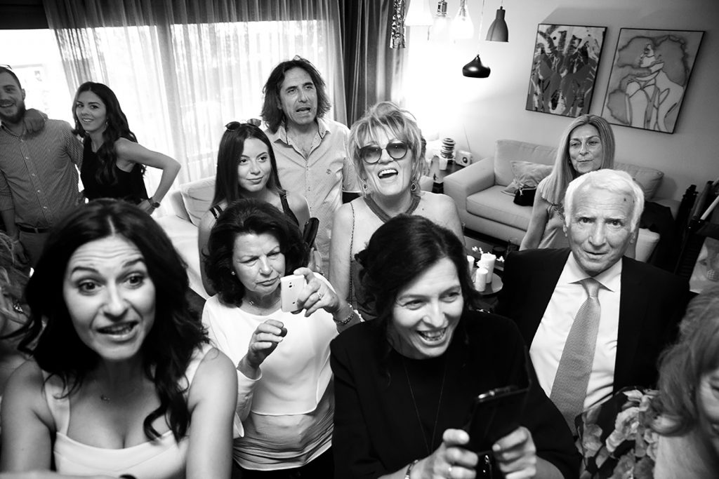 φίλοι χειροκροτούν, γάμος και βάπτιση μαζί, ο φωτογράφος γάμου παρουσιάζει μια γαμοβάπτιση στη Θεσσαλονίκη.