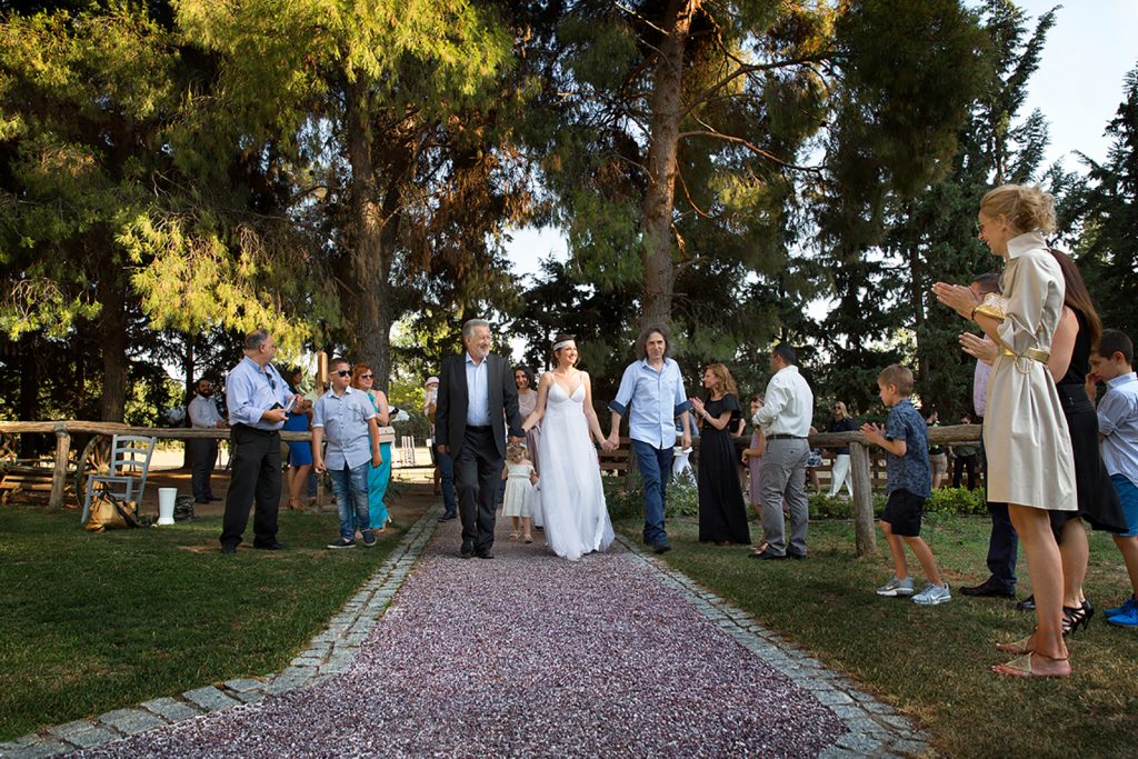 η είσοδος της νύφης με τους μπαμπάδες της,