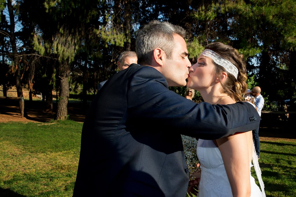 το ζευγάρι φιλιέται, γάμος και βάπτιση μαζί, ο φωτογράφος γάμου παρουσιάζει μια γάμο βάπτιση στη Θεσσαλονίκη.