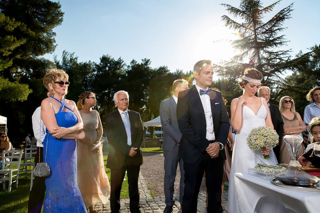 το ζευγάρι στο κτήμα Δέδα με κόντρα ήλιο, γάμος και βάπτιση μαζί, ο φωτογράφος γάμου παρουσιάζει μια γάμο βάπτιση στη Θεσσαλονίκη.