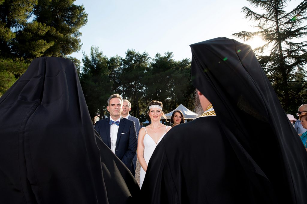 το ζευγάρι ανάμεσα από τα σώματα των ιερέων