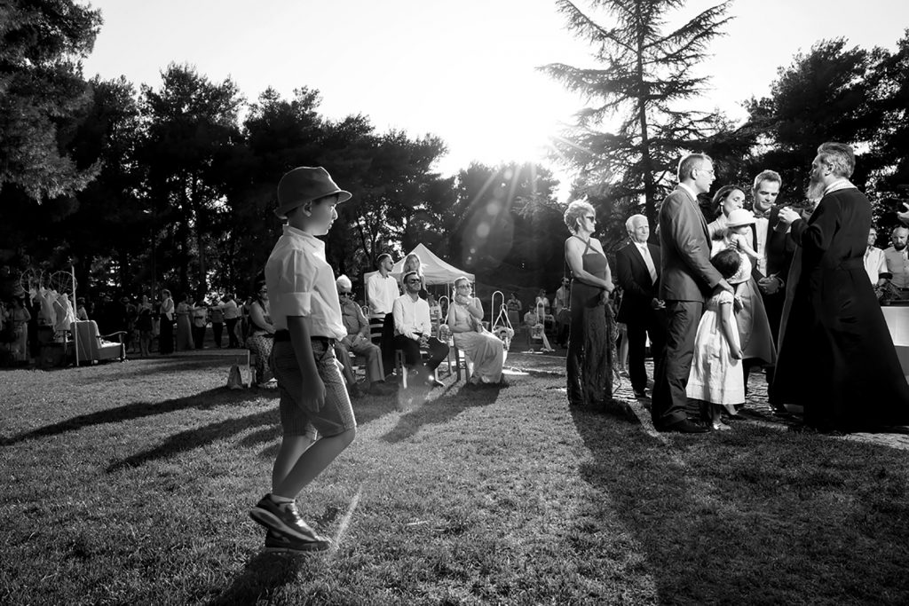 ένας μικρός παρακολουθεί την τελετή, γάμος και βάπτιση μαζί