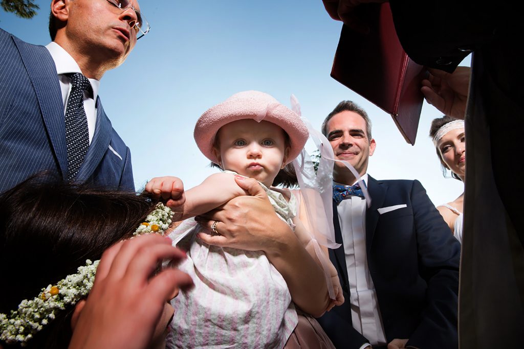πορτραίτο της μικρής, φοράει ροζ καπέλο, γάμος και βάπτιση μαζί