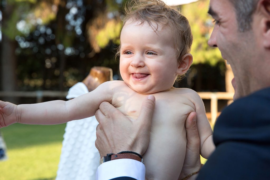 πορτραίτο της μικρής να χαμογελά, γάμος και βάπτιση μαζί, ο φωτογράφος γάμου παρουσιάζει μια γάμο βάπτιση στη Θεσσαλονίκη.