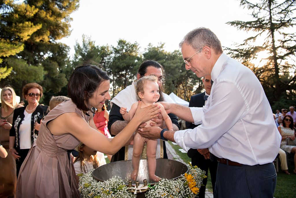 οι νονοί λαδώνουν τη μικρή, γάμος και βάπτιση μαζί, ο φωτογράφος γάμου παρουσιάζει μια γάμο βάπτιση στη Θεσσαλονίκη.