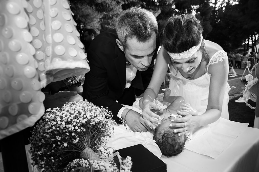 οι γονείς ντύνουν τη μικρή, γάμος και βάπτιση μαζί, ο φωτογράφος γάμου παρουσιάζει μια γάμο βάπτιση στη Θεσσαλονίκη.