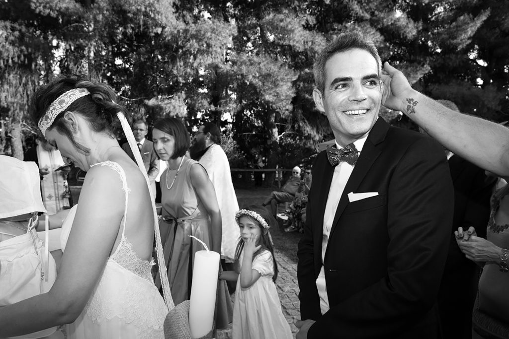 ένα χέρι ακουμπάει το κεφάλι του γαμπρού,